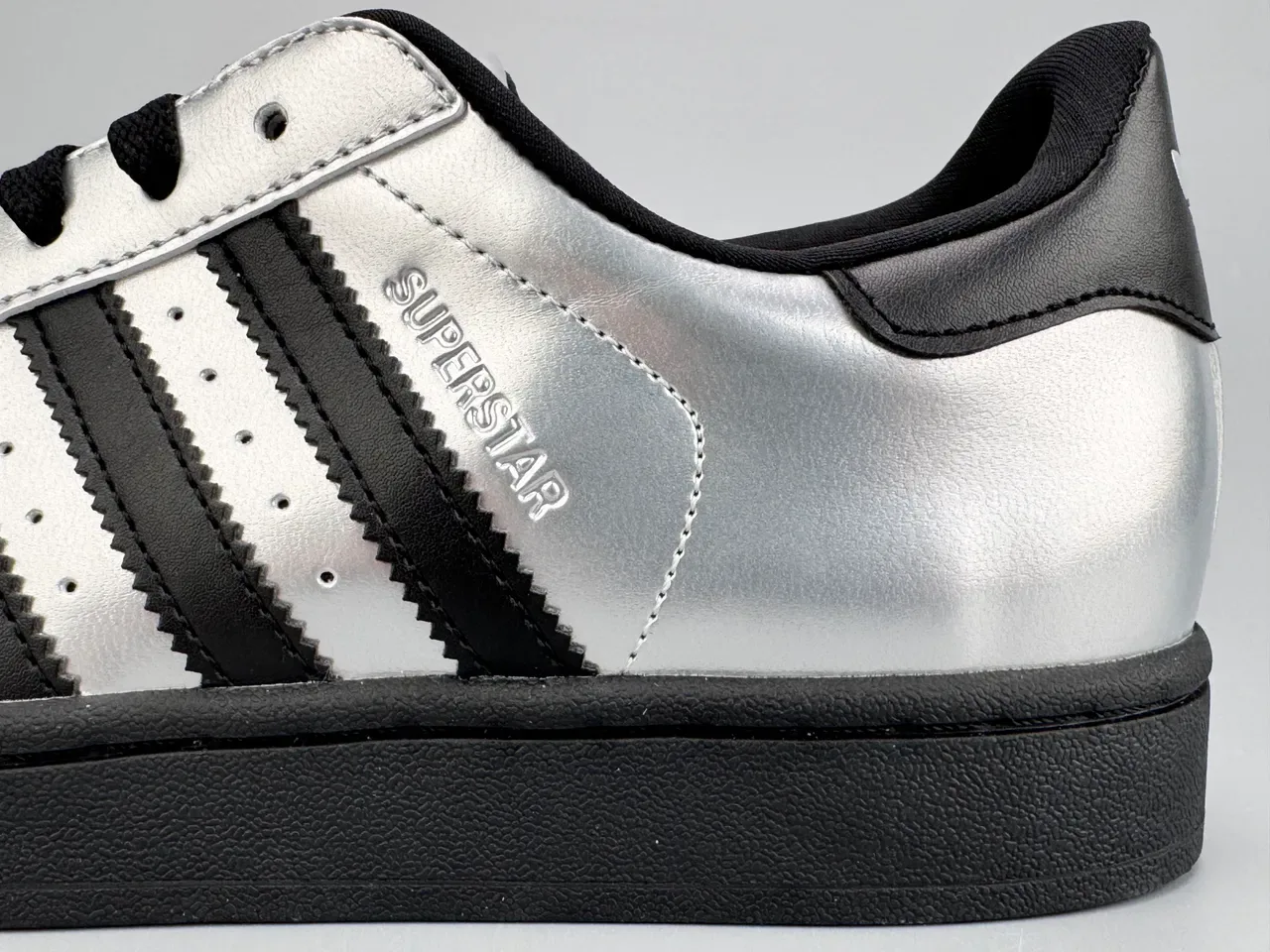 Adidas Superstar Argent Métallique et Noir Lifestyle Sneakers 7