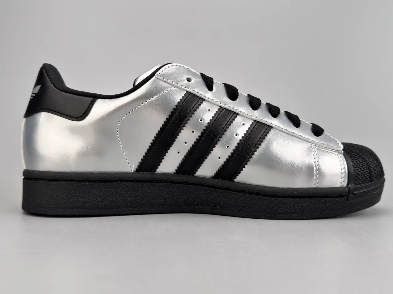 Adidas Superstar Argent Métallique et Noir Lifestyle Sneakers 10