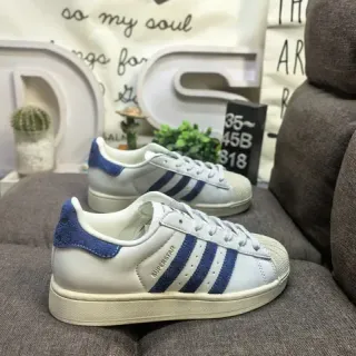 Adidas Superstar Off-White और Royal Blue लाइफस्टाइल स्नीकर
