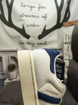 Adidas Superstar Off-White e Royal Blue tênis lifestyle 3