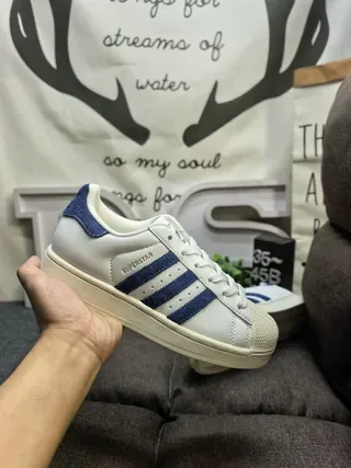 Adidas Superstar Off-White e Royal Blue tênis lifestyle 5