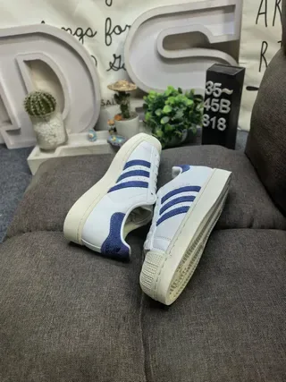 Adidas Superstar Off-White e Royal Blue tênis lifestyle 6