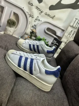 Adidas Superstar Off-White e Royal Blue tênis lifestyle 7