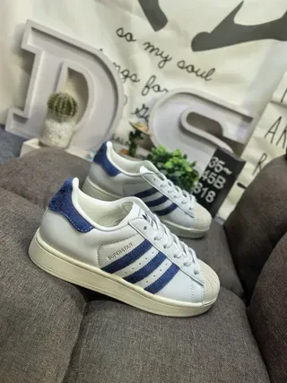 Adidas Superstar Off-White e Royal Blue tênis lifestyle 9