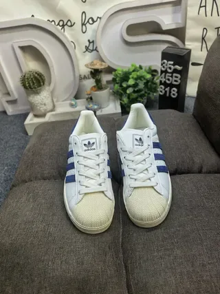 Adidas Superstar Off-White e Royal Blue tênis lifestyle 10