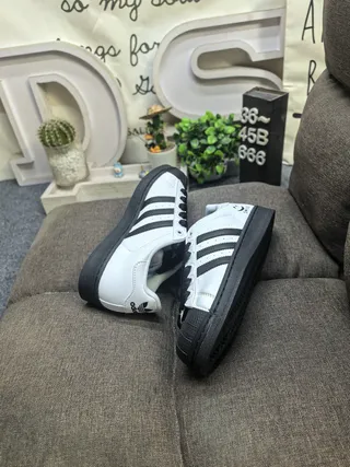 Adidas Superstar 白黑生活方式运动鞋 6