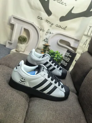 Adidas Superstar 白黑生活方式运动鞋 9