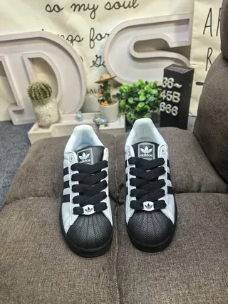 Adidas Superstar 白黑生活方式运动鞋 10