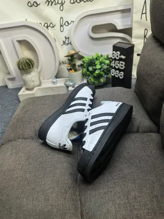 Adidas Superstar 白黑生活方式运动鞋 16