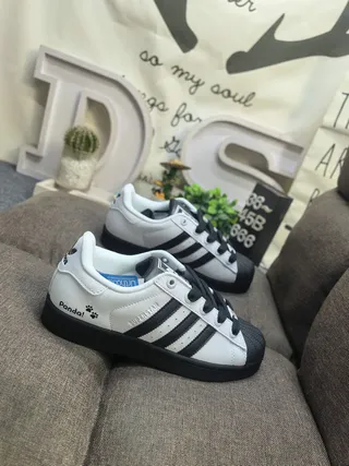 Adidas Superstar 白黑生活方式运动鞋 19