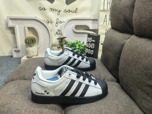 Adidas Superstar 白黑生活方式运动鞋 21