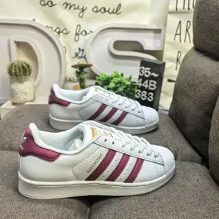 Adidas Superstar सफेद और बर्गंडी जीवनशैली स्नीकर