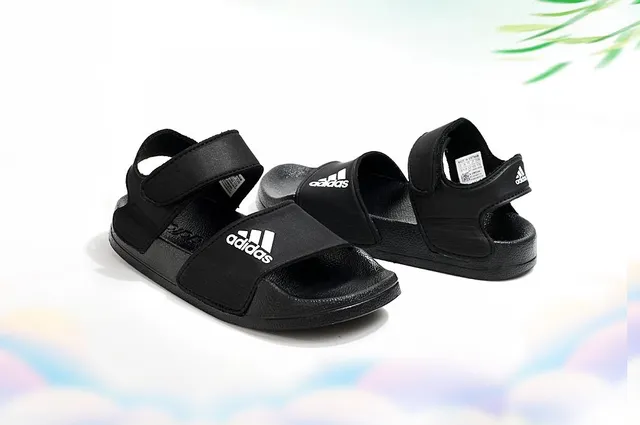 Adidas à deux sangles Velcro Sandales casual pour enfants 21