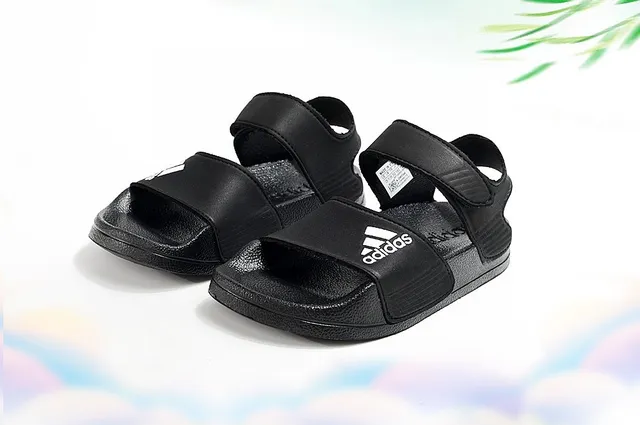 Adidas à deux sangles Velcro Sandales casual pour enfants 22