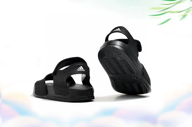 Adidas à deux sangles Velcro Sandales casual pour enfants 23