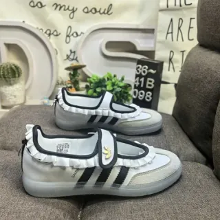 Adidas सफेद काला बिना लेस Mary Jane फ्रिल स्ट्रैप लाइफस्टाइल स्नीकर