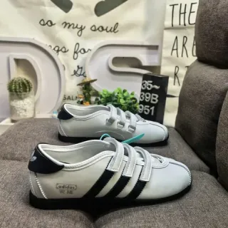 Adidas सफेद काला बिना लेस वेलक्रो स्ट्रैप बंद तीन स्ट्राइप साइड पैनल लाइफस्टाइल स्नीकर