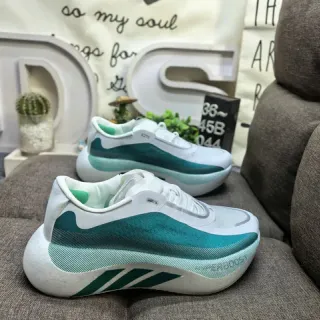 Adidas Zapatillas de correr blancas y verdes con upper de knit, midsole esculpido