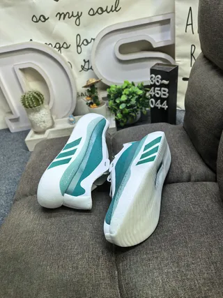 Adidas Zapatillas de correr blancas y verdes con upper de knit, midsole esculpido 6