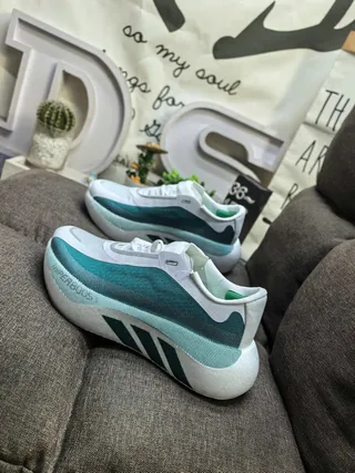 Adidas Zapatillas de correr blancas y verdes con upper de knit, midsole esculpido 7