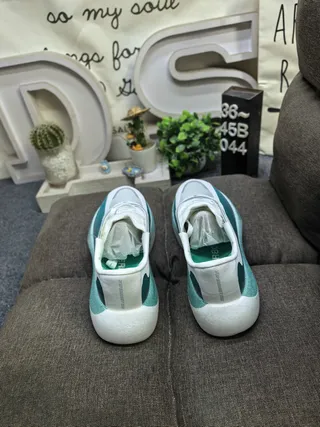 Adidas Zapatillas de correr blancas y verdes con upper de knit, midsole esculpido 8