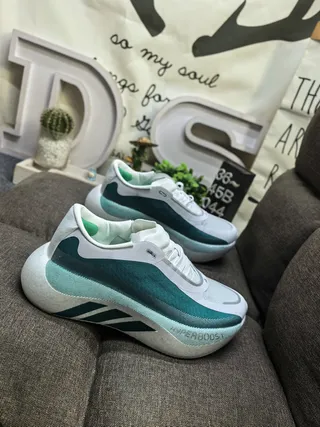 Adidas Zapatillas de correr blancas y verdes con upper de knit, midsole esculpido 9