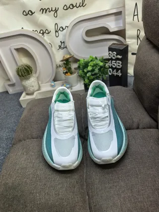Adidas Zapatillas de correr blancas y verdes con upper de knit, midsole esculpido 10