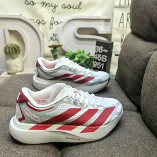 Adidas Zapatillas de running blancas y rojas de bajo top con cordones y parte superior de malla perforada