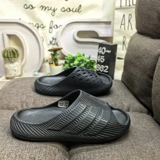 Adidas Yeezy Slide काला मोल्डेड स्लिपर