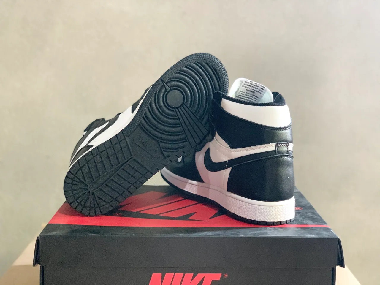 Air Jordan 1 Black and White High-Top Basketball Shoes 2