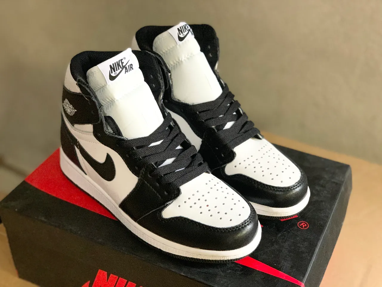 Air Jordan 1 Black and White High-Top Basketball Shoes 5