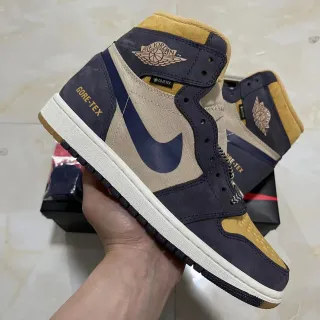 Air Jordan 1 High GORE-TEX 海军蓝米色金色篮球鞋