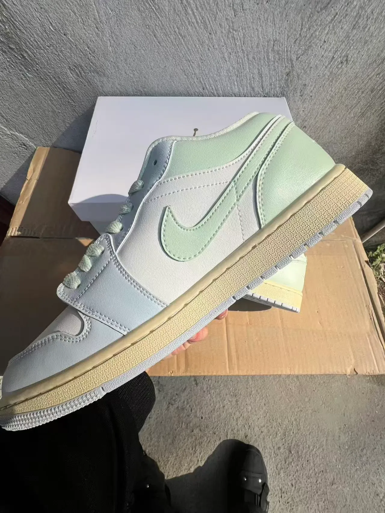 Tênis lifestyle Air Jordan 1 Low colorblock verde menta pastel 5