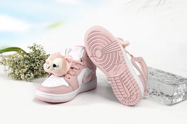 Chaussures de basketball montantes Air Jordan 1 rose et blanc 3