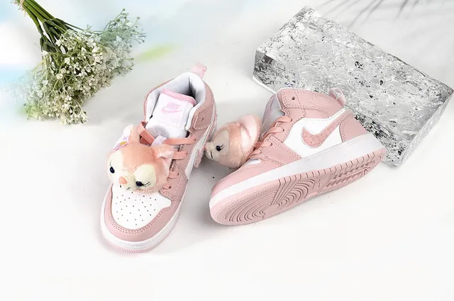 Chaussures de basketball montantes Air Jordan 1 rose et blanc 7