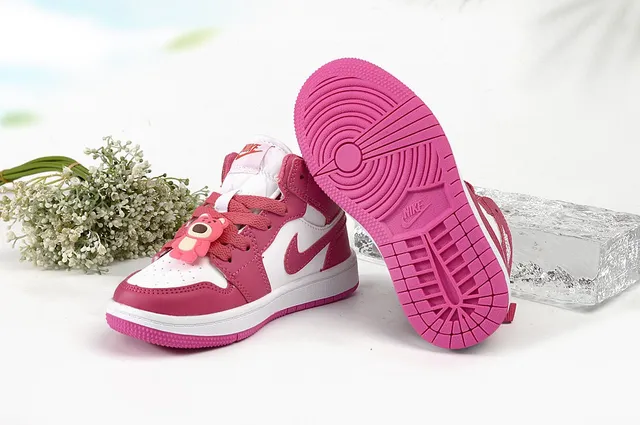 Chaussures de basketball montantes Air Jordan 1 rose et blanc 10