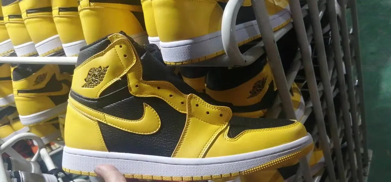 Air Jordan 1 Tênis de Basquete High Top Amarelo e Preto 2