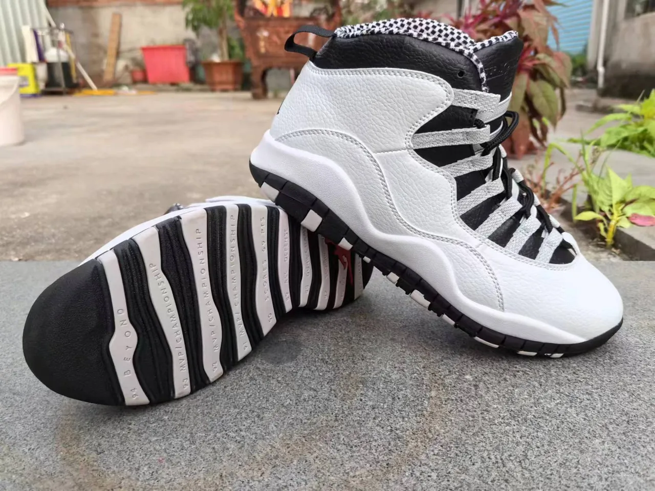 Tênis de basquete Air Jordan 10 branco, preto e cinza com colarinho xadrez 2
