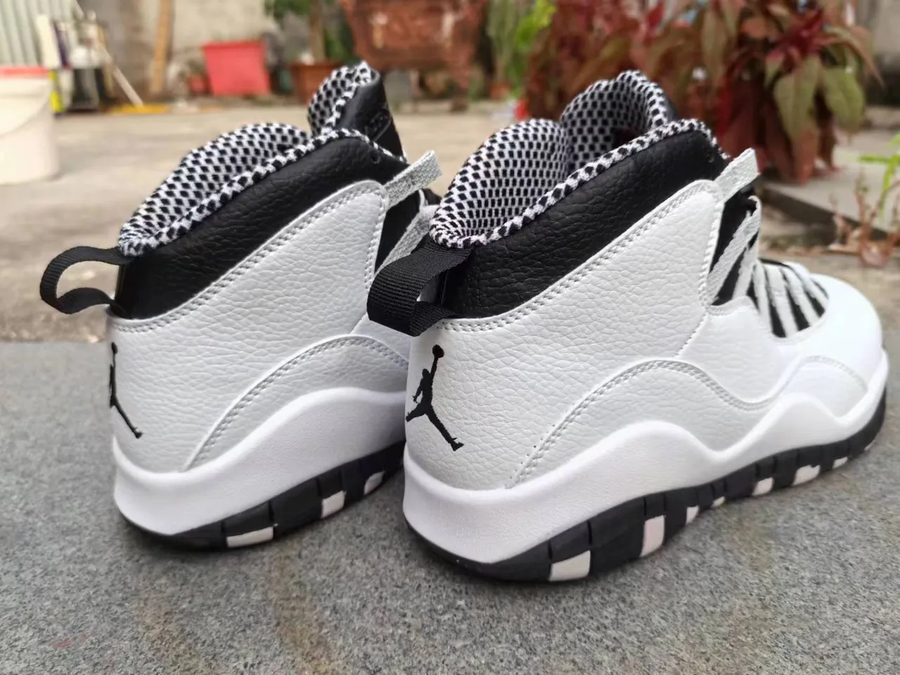 Tênis de basquete Air Jordan 10 branco, preto e cinza com colarinho xadrez 3