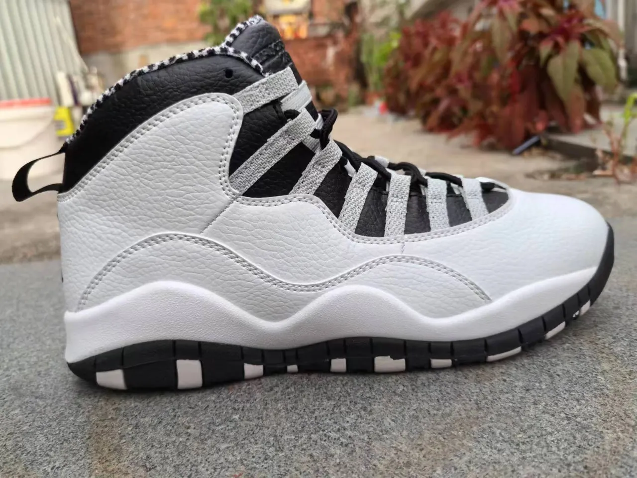 Tênis de basquete Air Jordan 10 branco, preto e cinza com colarinho xadrez 4