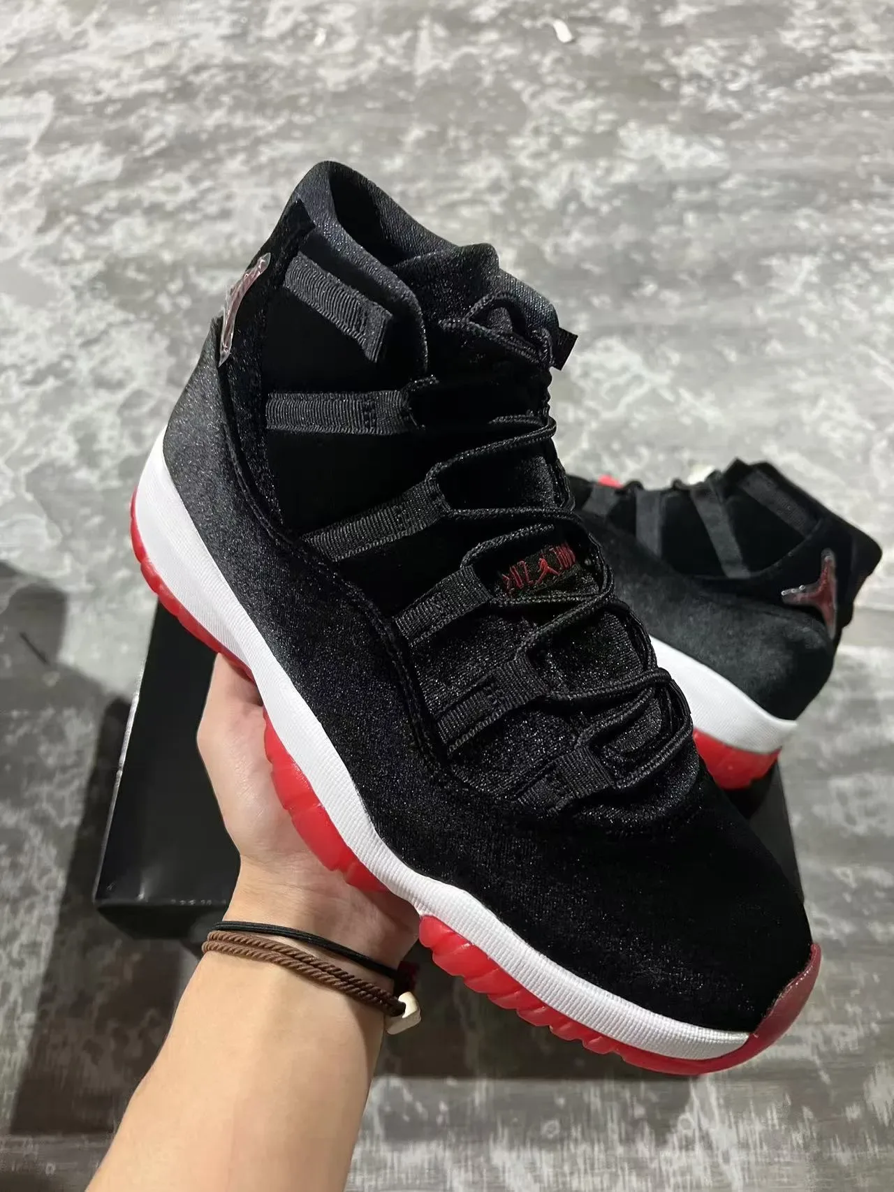 Air Jordan 11 Preto Branco Vermelho Veludo Tênis de Basquete Cano Alto 2