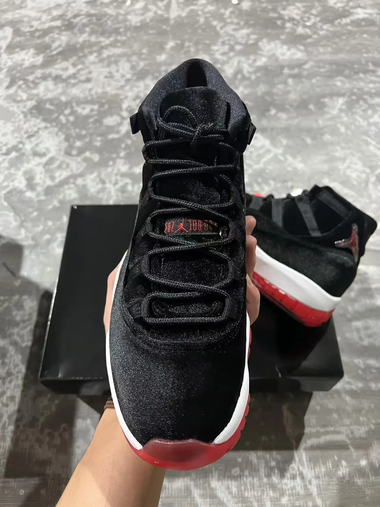 Air Jordan 11 Preto Branco Vermelho Veludo Tênis de Basquete Cano Alto 3