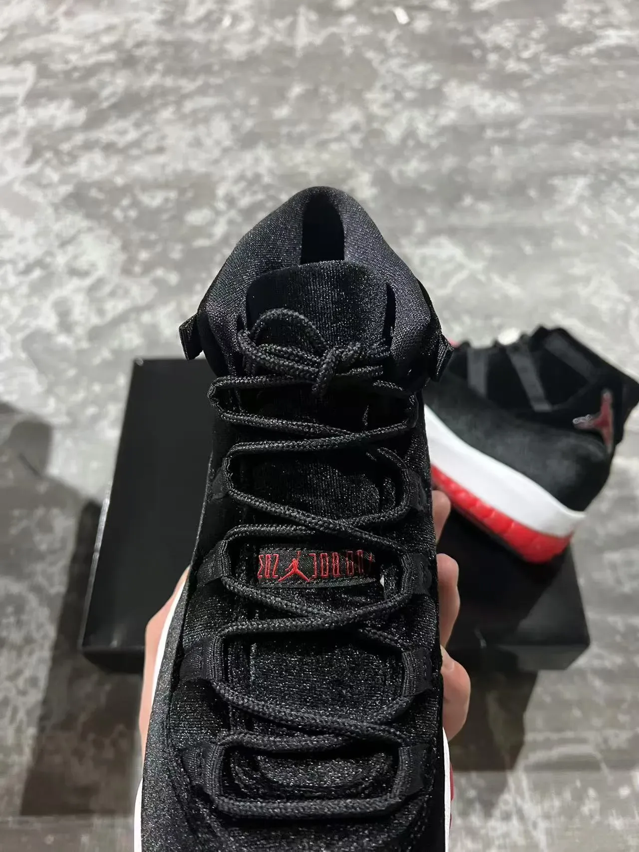 Air Jordan 11 Preto Branco Vermelho Veludo Tênis de Basquete Cano Alto 4