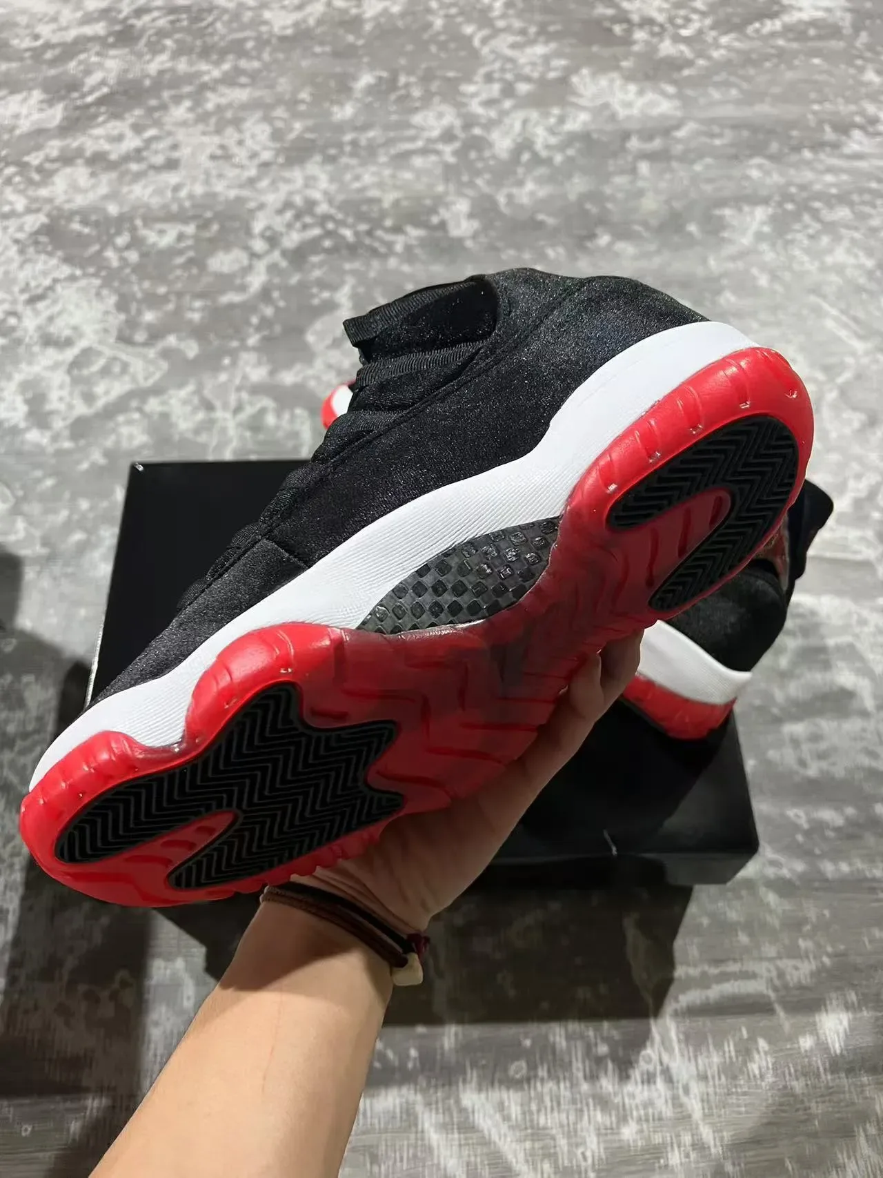 Air Jordan 11 Preto Branco Vermelho Veludo Tênis de Basquete Cano Alto 6