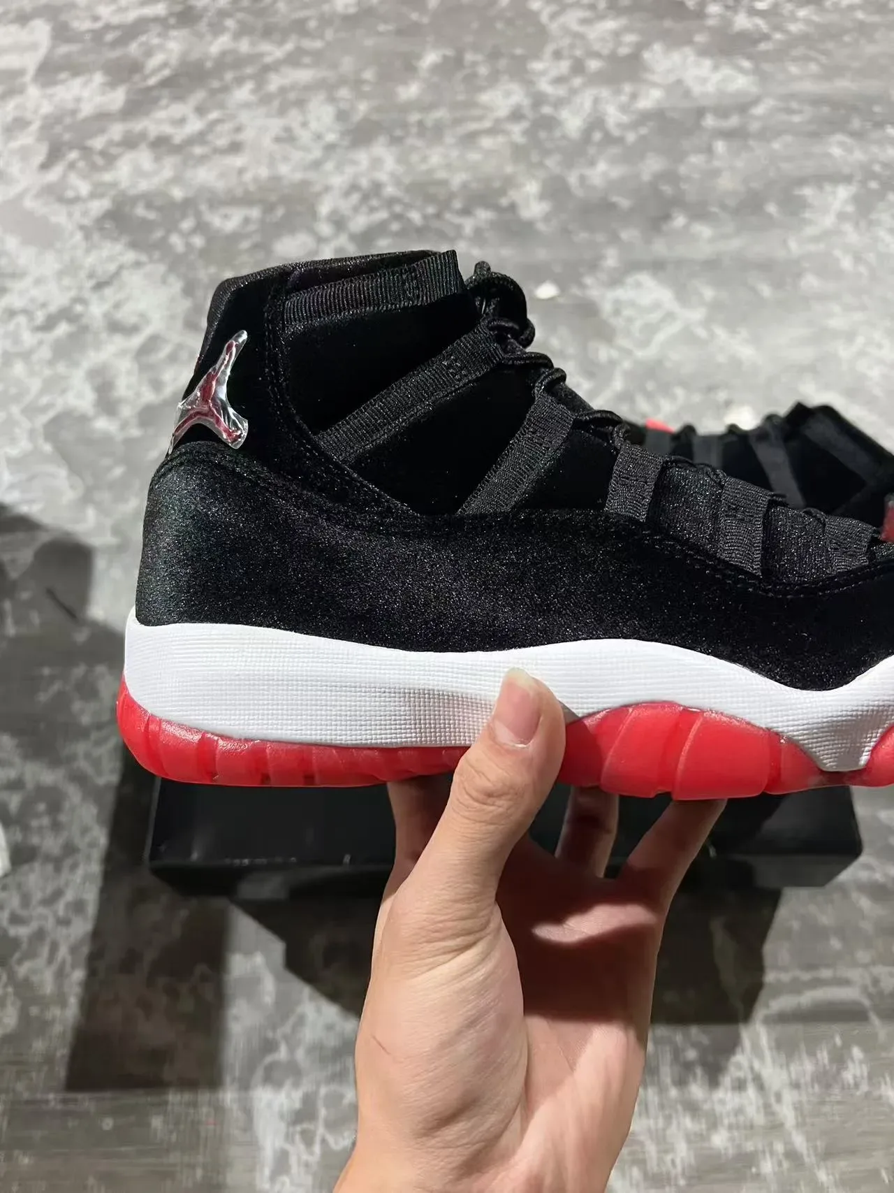 Air Jordan 11 Preto Branco Vermelho Veludo Tênis de Basquete Cano Alto 7