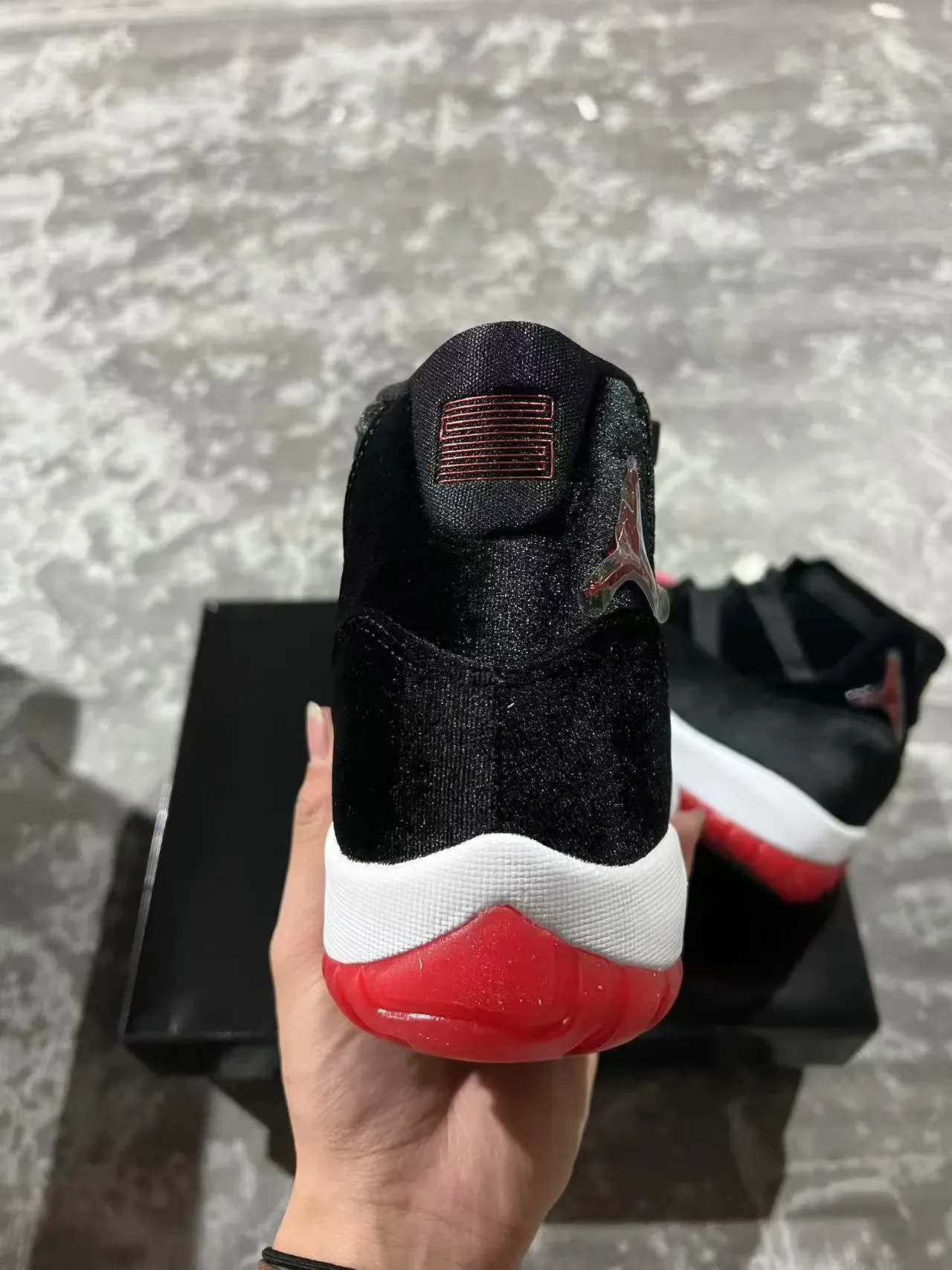 Air Jordan 11 Preto Branco Vermelho Veludo Tênis de Basquete Cano Alto 8