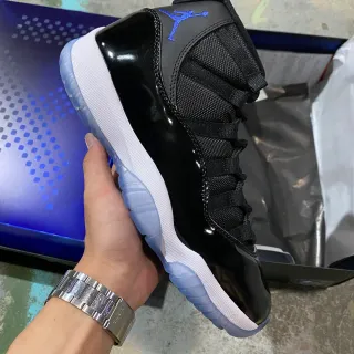 Air Jordan 11 亮面黑白冰蓝篮球鞋