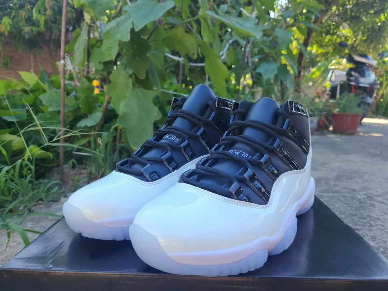 Zapatillas de baloncesto Air Jordan 11 de charol brillante blanco y negro 2