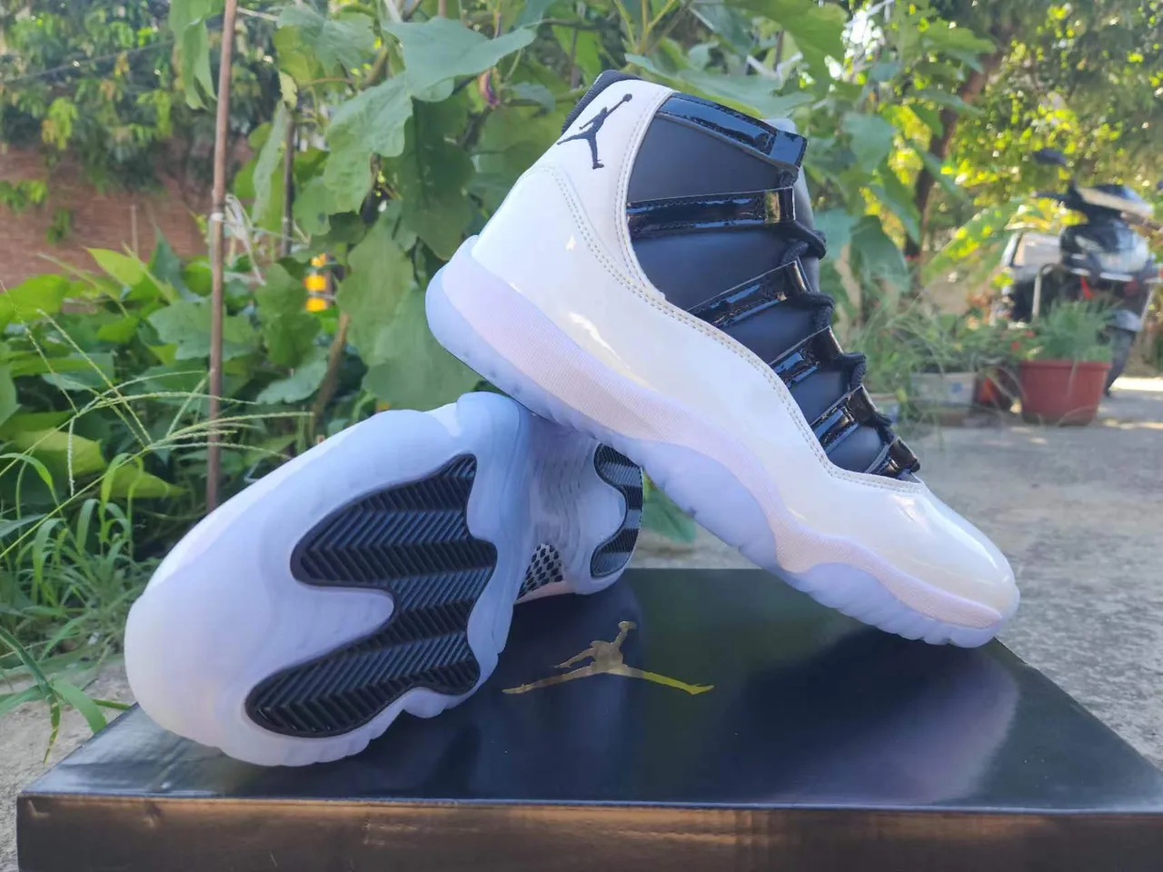 Zapatillas de baloncesto Air Jordan 11 de charol brillante blanco y negro 3