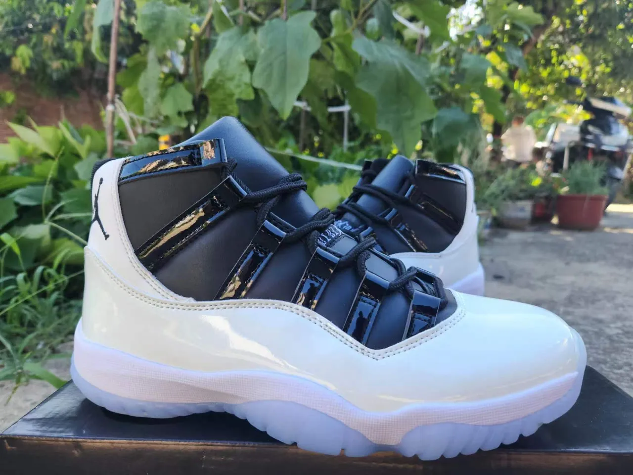 Zapatillas de baloncesto Air Jordan 11 de charol brillante blanco y negro 4